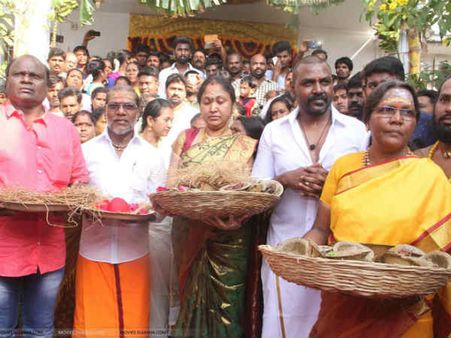 அன்னையர் தினம்... ‘அம்மா’ கோயிலில் கோலாகலமாகக் கொண்டாடும் ராகவா லாரன்ஸ்