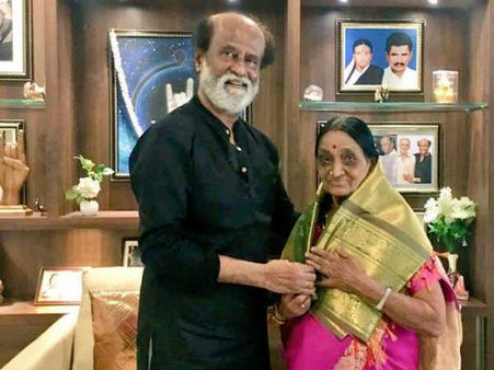 தீவிர களப்பணி செய்யும் 78 வயது ரசிகை... பொன்னாடை போர்த்தி கௌரவப்படுத்திய ரஜினி!