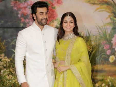 ஜோடி சூப்பர், தயவு செய்து லவ் பண்ணுங்க: சாக்லேட் பாய், வாரிசு நடிகையிடம் கெஞ்சும் ரசிகர்கள்