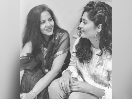 ரித்திகாவுக்கு அக்கா மாதிரி இருக்கும் அம்மா: வைரல் புகைப்படம்