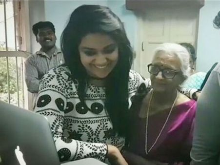 சாரு ஹாஸனை போய் ஏன் லவ் பண்ணீங்க, இந்த வயசுல இது தேவையா?: கீர்த்தி பாட்டியை கேட்ட நடிகை