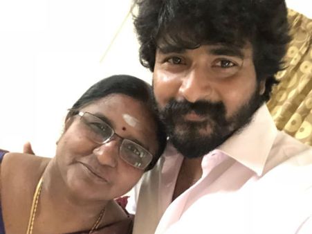 அன்னையர் தின வாழ்த்து சொல்வதில் தனுஷை ஓரங்கட்டிய சிவகார்த்திகேயன்