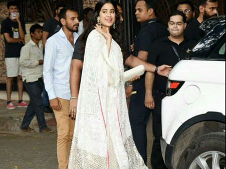 என்னால் முடியவே முடியாது, விட்டுடுங்க ப்ளீஸ்: ஸ்ரீதேவியின் மூத்த மகள் கண்ணீர்