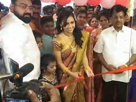 கடை திறப்பு விழாவில் இப்படி நடக்கும் என்று ஸ்ரீதிவ்யா எதிர்பார்த்திருந்திருக்க மாட்டார்