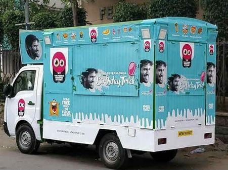 கோடையில் மக்களுக்கு இலவசமாக ஐஸ்கிரீம் கொடுக்கும் கூல் 'விஜய்'