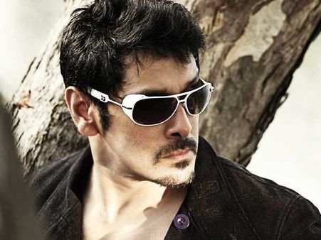 மகாவீர் கர்ணா... விக்ரம் நடிக்கும் பிரமாண்ட இந்திப் படம்!