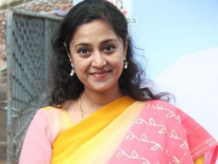 வருமானம் இல்லை... பட வாய்ப்புகளுக்காக காத்திருக்கிறேன்: நடிகை சார்மிளா