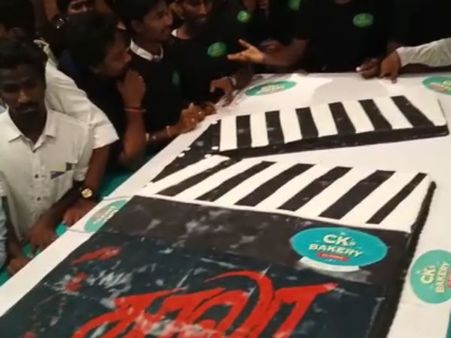 சென்னை, புறநகர்களில் காலா சிறப்பு காட்சிகள் ரிலீஸ்- ரசிகர்கள் கொண்டாட்டம்