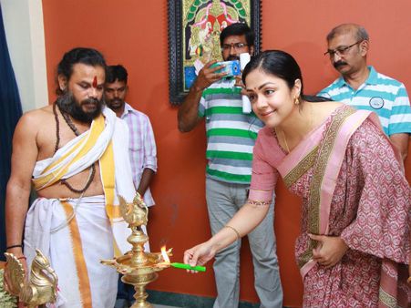 சிவக்குமார் கிளாப் அடிக்க... சூர்யா கேமராவை ஆன் செய்ய... ஆர்ஜேவாக மாறிய ஜோதிகா!