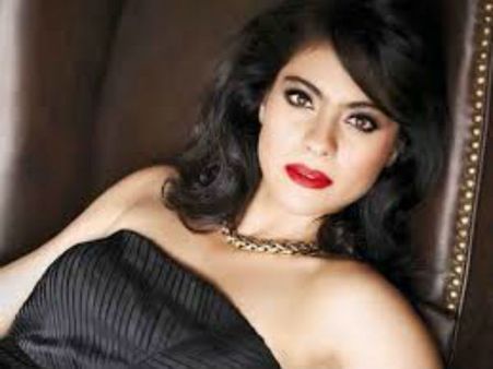 ஹை ஹீல்ஸால் வந்த வினை: ரசிகர்கள் முன்பு கீழே விழுந்த நடிகை, வைரல் வீடியோ