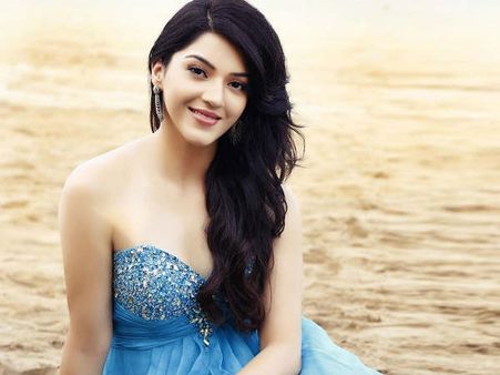 நோட்டா ஹீரோயினுக்கு நேரமே சரியில்லை: ஏர்போர்ட்டை அடுத்து ரயிலில் பிரச்சனை