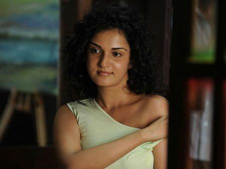 என் லிப் டூ லிப் காட்சியை வைத்து விளம்பரம் தேடியது வேதனை: ஜீவா பட நடிகை குமுறல்