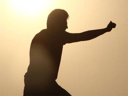 போதைப் பொருள் வாங்க தெருவில் பிச்சை எடுத்து, குப்பை பொறுக்கிய பிரபல நடிகர்