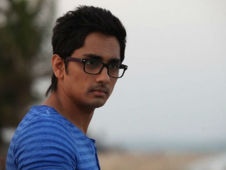 தனுஷை பிடிக்காதுன்னு தலைவரை கலாய்க்கிறீங்களா?: சித்தார்த்தை விளாசிய ரஜினி ரசிகர்கள்