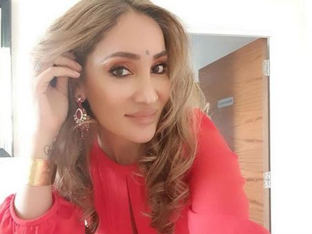 ஒரு நைட்டுக்கு ரேட் என்ன என்று கேட்டவருக்கு லெஃப்ட் அன்ட் ரைட் விட்ட பிக் பாஸ் பிரபலம்