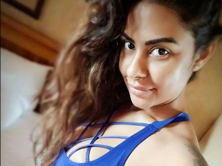 டோலிவுட்டில் ஹாலிவுட் பாணியில் விபச்சாரம் நடக்கிறது: ஸ்ரீ ரெட்டி புது குண்டு