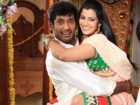 பாராட்டிய காதலர் விஷால்: உச்சி குளிர்ந்து போன வரலட்சுமி