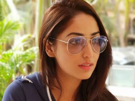 பேண்ட் அணியாததால் நடிகையின் தங்கையை வெளியே அனுப்பிய உணவகம்