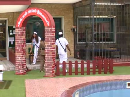 அடிச்சா மொட்டை, வச்சா குடுமின்னு இருக்கிறாரே பிக் பாஸ்