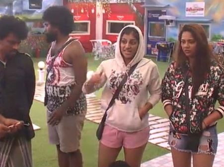 அந்த பெட்டில் என்ன தான் நடந்துச்சு பிக் பாஸ்?: ஐஸும், யாஷிகாவும் எங்க காதில் ஓட்டை போடுறாங்க