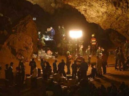 தாய்லாந்து குகையில் மீட்பு பணி நடந்தபோதே கேமராவுடன் வந்த ஹாலிவுட் படக்குழு