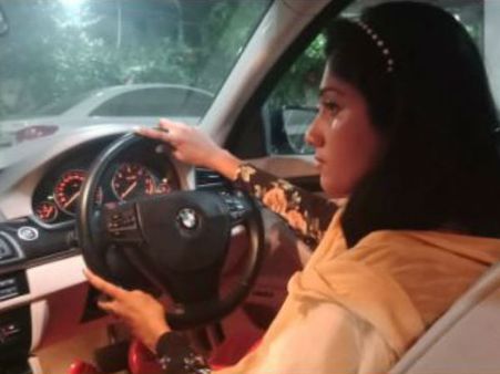 பி.எம்.டபுள்யூ கார் ஓட்டிய ஜூலி: இம்புட்டு வேகம் ஆகாதுன்னு எச்சரித்த நெட்டிசன்ஸ்