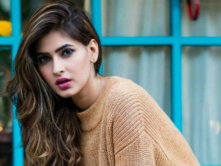 இந்த நடிகைக்கு போட்டோ எடுக்க வேற இடமே கிடைக்கலையா.. ரசிகர்கள் கிண்டல்!