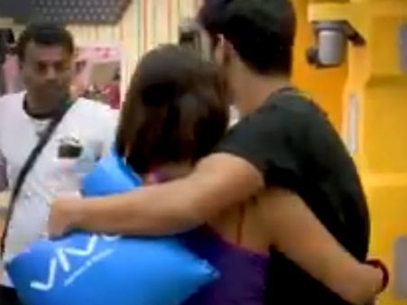 பிக் பாஸ் வீடு பத்தி எரியும்போது யாஷிகாவை கட்டிப்பிடித்து கொஞ்சிய மகத்