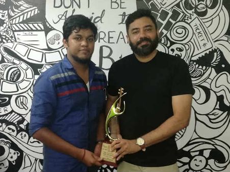 ‘அள்ளிக்கொள்ளவா’... இலங்கையின் தேசிய விருதை வென்ற 'ஓவியா' படப் பாடல்!