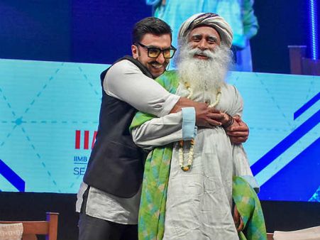 நடிகர் ரன்வீர் சிங்குடன் ஆனந்த நடனமாடிய சத்குரு: வைரல் வீடியோ