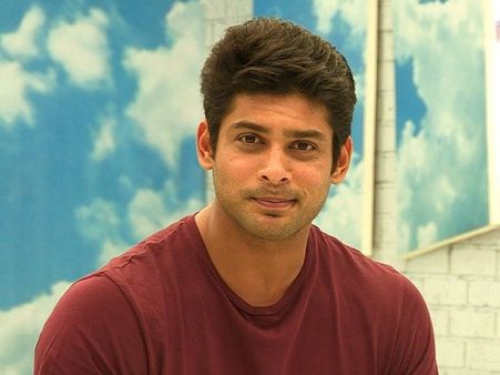 பி.எம்.டபுள்யூ. காரில் படுவேகமாக சென்று 3 கார்கள் மீது மோதிய டிவி நடிகர்