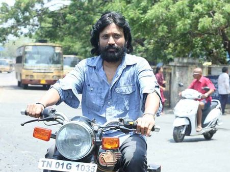 தல தளபதி ரசிகர்கள் கொண்டாடும் இயக்குனர் எஸ்ஜே.சூர்யா பிறந்தநாள்!