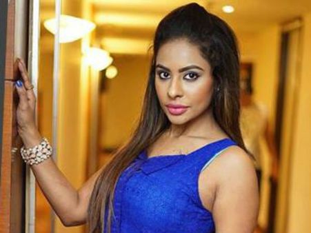 என்னோடு செக்ஸ் வைத்துவிட்டு சாப்பாடு கூட போடாமல் வெளியே அனுப்பினார்கள்.. குமுறும் ஸ்ரீரெட்டி!