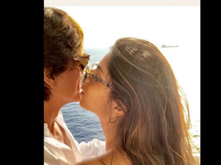 மகளிடம் லிமிட் வேண்டாமா?: ஆமீரை அடுத்து ஷாருக்கானை விளாசும் நெட்டிசன்ஸ்