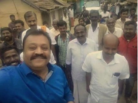 இழவு வீட்டிற்கு சென்ற இடத்தில் ரசிகர்களுடன் செல்ஃபி: நடிகரை விளாசிய மக்கள்