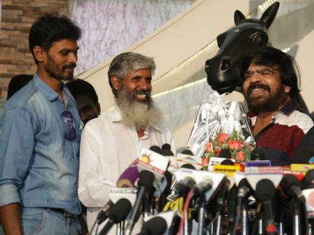 ‘இன்றைய காதல் டா’... டி.ராஜேந்தரின் புதிய படம்.. வில்லியாக நமீதா!