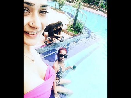 நிர்வாண வீடியோ, பிகினி போட்டோ: மதம் மாறச் சொல்லி நடிகையை திட்டும் நெட்டிசன்ஸ்