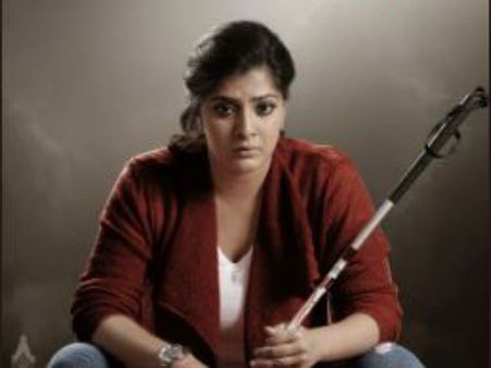 பார்வையற்ற பெண்ணாக மாறும் வரலட்சுமி