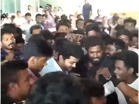 சென்னையில் சர்கார் ஷூட்டிங்…! ரசிகர்களின் அன்பில் திக்குமுக்காடிய விஜய்!