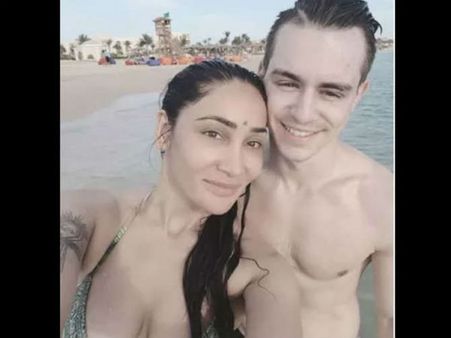 கழுத்தை நெரித்து கொல்ல முயன்றார்: கணவர் மீது பிக் பாஸ் பிரபலம் புகார்