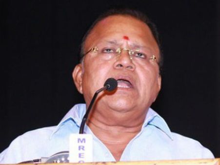 விழாவுக்கு அழைத்த ராதாரவி... ஆப்சென்டான நாசர்... அப்ப பிரச்சினை இன்னும் தீரலையா!