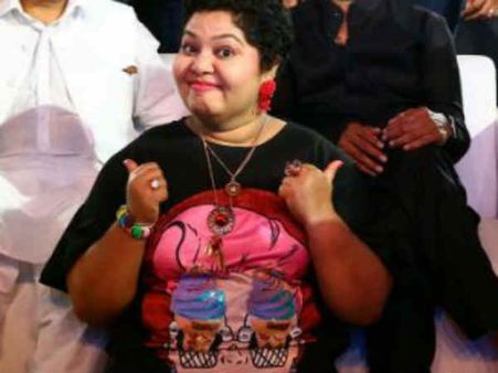 மும்தாஜை மொத்த வீடும், கமலும் டார்கெட் செய்வதா?: ஆர்த்தி குமுறல்