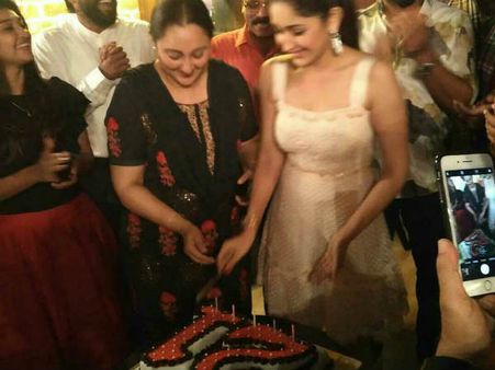 நடிகை கொடுத்த 'சரக்கு பார்ட்டி'... குடித்துவிட்டு கும்மாளம் போட்ட பிரபலங்கள்!