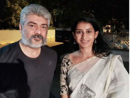 மத்த நடிகர்கள் அஜித் காலை கழுவி கும்பிடணும்: டிவி நடிகையின் பரபர போஸ்ட்