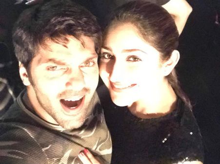 த்ரிஷான்னா 'குஞ்சுமணி', சயீஷான்னா 'ஜூஸி': ஏன் ஆர்யா, ஏன் இப்படி?