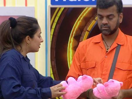 பொண்ணுதானே நீங்க.. உங்களை இடிக்கவா.. மும்தாஜூடன் மல்லுக்கட்டும் பாலாஜி!