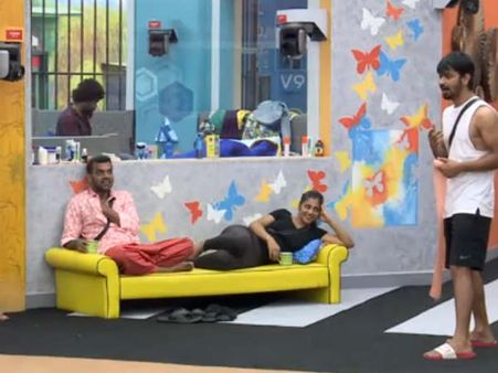 காதல் முறிந்தது தெரியாமல் மும்தாஜை அசிங்கப்படுத்தி கை கொட்டி சிரிக்கும் மகத்