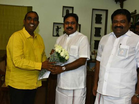 டிடிவி.தினகரனுடன் திடீரென கை கோர்த்த 