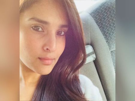 ஆஹா வம்பை விலை கொடுத்து வாங்குகிறாரே திவ்யா!