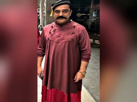 கமல் அணிந்திருப்பது நைட்டியா, சுடிதாரா?: ஆராய்ச்சி செய்யும் நெட்டிசன்கள்